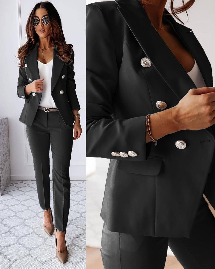 Ensemble élégant avec veste ajustée et pantalon droit